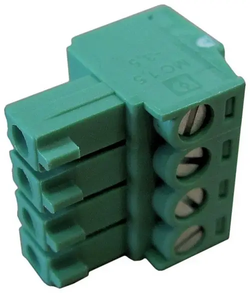 Grüne Anschlussklemme von Bosch mit vier Anschlüssen, Kabel befestigt durch Schrauben, geeignet für elektrische Verbindungen in verschiedenen Anwendungen.